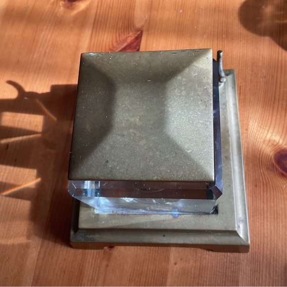 ANTIQUE BRASS & LEAD CRYSTAL INKWELL / PEN HOLDER GLOWY URANIUM VINTAGE NEON - Picture 6 of 14